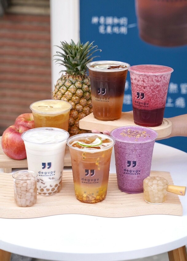 主打新鮮水果現榨的「degugu果果迪」你們喝過了嗎?推薦招牌多肉水果茶、整顆紅蘋果綠,炎熱的天再來杯清爽又解膩的貳莓果昔鮮奶脆、貳莓冰茶! - 阿華田的美食日記
