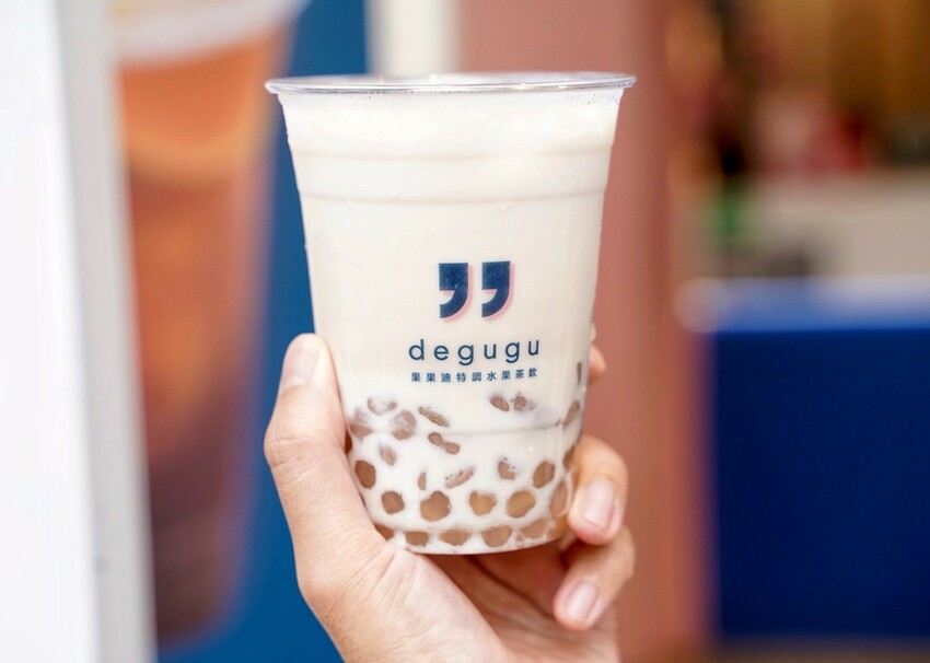 主打新鮮水果現榨的「degugu果果迪」你們喝過了嗎?推薦招牌多肉水果茶、整顆紅蘋果綠,炎熱的天再來杯清爽又解膩的貳莓果昔鮮奶脆、貳莓冰茶! - 阿華田的美食日記