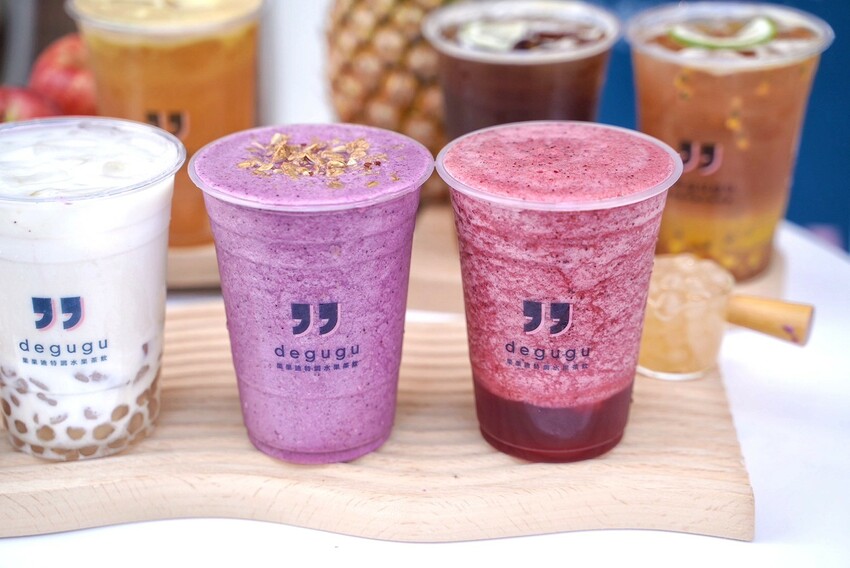 主打新鮮水果現榨的「degugu果果迪」你們喝過了嗎?推薦招牌多肉水果茶、整顆紅蘋果綠,炎熱的天再來杯清爽又解膩的貳莓果昔鮮奶脆、貳莓冰茶! - 阿華田的美食日記