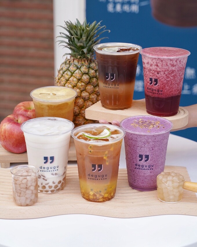 主打新鮮水果現榨的「degugu果果迪」你們喝過了嗎?推薦招牌多肉水果茶、整顆紅蘋果綠,炎熱的天再來杯清爽又解膩的貳莓果昔鮮奶脆、貳莓冰茶! - 阿華田的美食日記