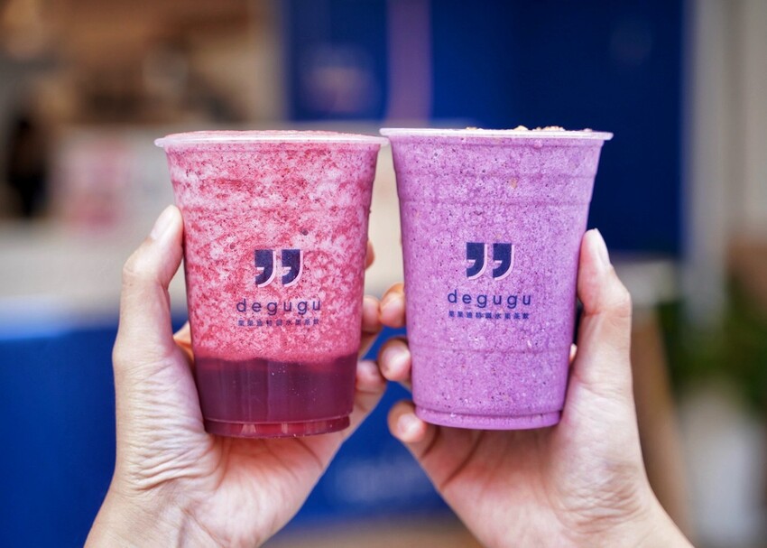主打新鮮水果現榨的「degugu果果迪」你們喝過了嗎?推薦招牌多肉水果茶、整顆紅蘋果綠,炎熱的天再來杯清爽又解膩的貳莓果昔鮮奶脆、貳莓冰茶! - 阿華田的美食日記