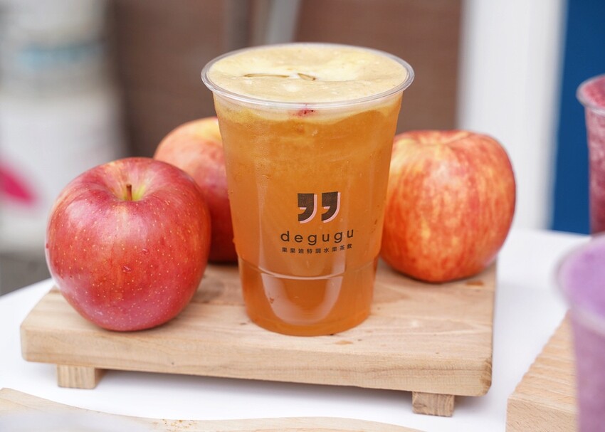 主打新鮮水果現榨的「degugu果果迪」你們喝過了嗎?推薦招牌多肉水果茶、整顆紅蘋果綠,炎熱的天再來杯清爽又解膩的貳莓果昔鮮奶脆、貳莓冰茶! - 阿華田的美食日記