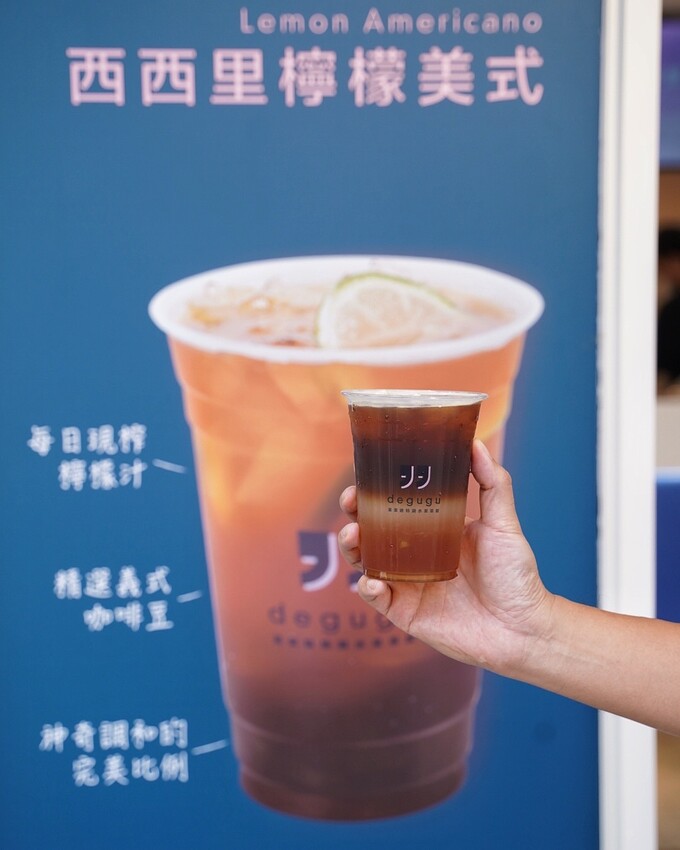 主打新鮮水果現榨的「degugu果果迪」你們喝過了嗎?推薦招牌多肉水果茶、整顆紅蘋果綠,炎熱的天再來杯清爽又解膩的貳莓果昔鮮奶脆、貳莓冰茶! - 阿華田的美食日記