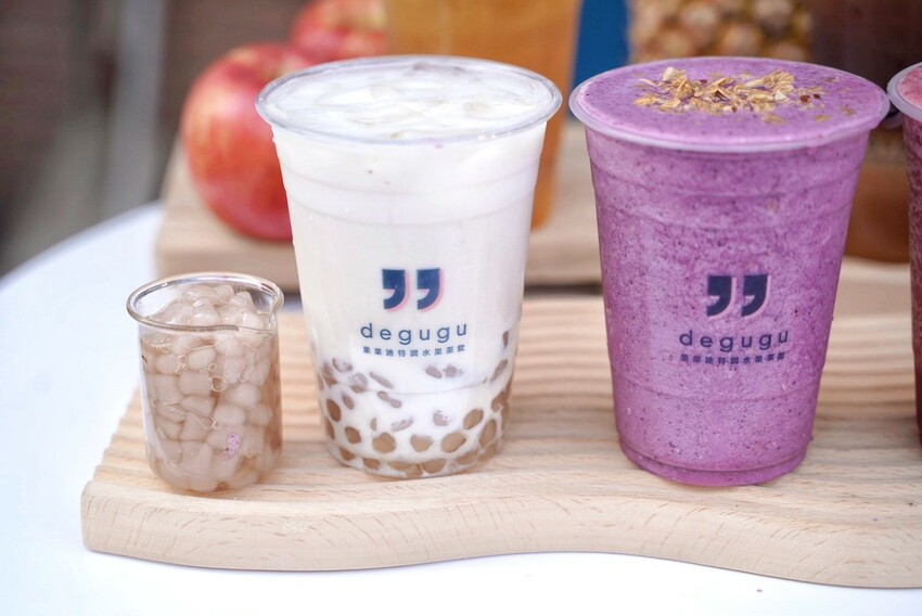主打新鮮水果現榨的「degugu果果迪」你們喝過了嗎?推薦招牌多肉水果茶、整顆紅蘋果綠,炎熱的天再來杯清爽又解膩的貳莓果昔鮮奶脆、貳莓冰茶! - 阿華田的美食日記