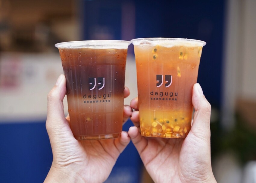 主打新鮮水果現榨的「degugu果果迪」你們喝過了嗎?推薦招牌多肉水果茶、整顆紅蘋果綠,炎熱的天再來杯清爽又解膩的貳莓果昔鮮奶脆、貳莓冰茶! - 阿華田的美食日記