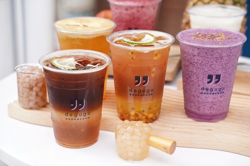 主打新鮮水果現榨的「degugu果果迪」你們喝過了嗎?推薦招牌多肉水果茶、整顆紅蘋果綠,炎熱的天再來杯清爽又解膩的貳莓果昔鮮奶脆、貳莓冰茶! - 阿華田的美食日記