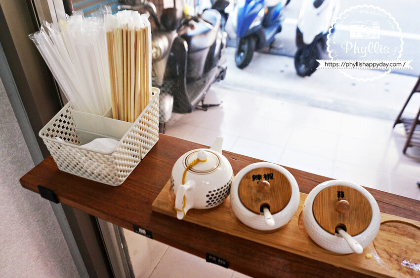 太常大腸麵線|每一口都是滿滿配料和麵線!大推『綜合麵線』自製辣椒醬香辣唰嘴、下重本的鮮奶茶。龍潭在地人早午餐口袋名單、龍潭美食! - 相片中的菲莉絲