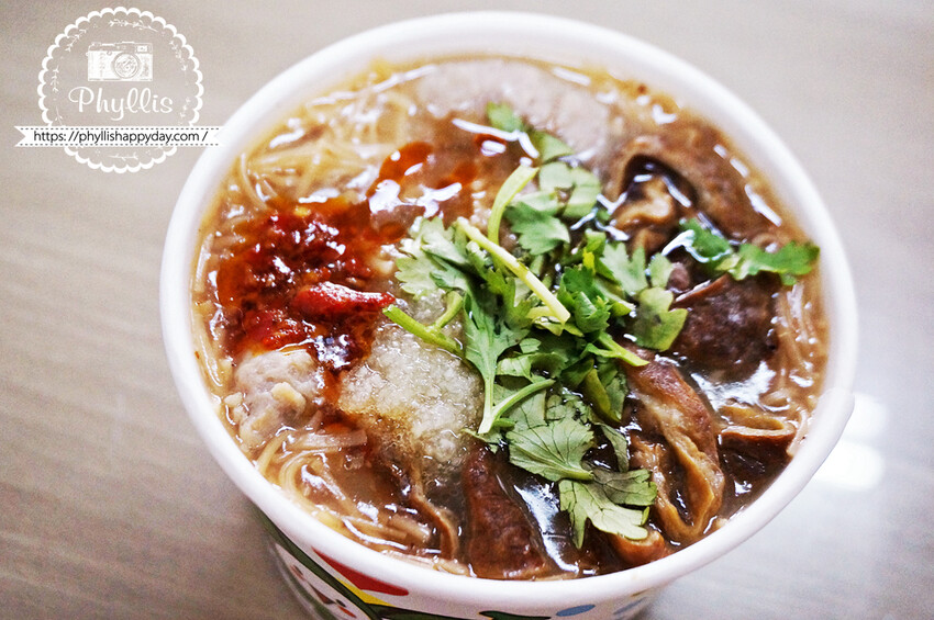 太常大腸麵線|每一口都是滿滿配料和麵線!大推『綜合麵線』自製辣椒醬香辣唰嘴、下重本的鮮奶茶。龍潭在地人早午餐口袋名單、龍潭美食! - 相片中的菲莉絲