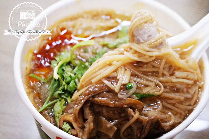 太常大腸麵線|每一口都是滿滿配料和麵線!大推『綜合麵線』自製辣椒醬香辣唰嘴、下重本的鮮奶茶。龍潭在地人早午餐口袋名單、龍潭美食! - 相片中的菲莉絲