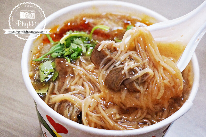 太常大腸麵線|每一口都是滿滿配料和麵線!大推『綜合麵線』自製辣椒醬香辣唰嘴、下重本的鮮奶茶。龍潭在地人早午餐口袋名單、龍潭美食! - 相片中的菲莉絲