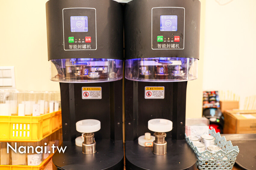 第一市場藏著超美易開罐手搖飲，多達60種手作飲料，整杯超澎湃，喝的到滿滿果肉，超夢幻又好喝，茶麋TIMUSU