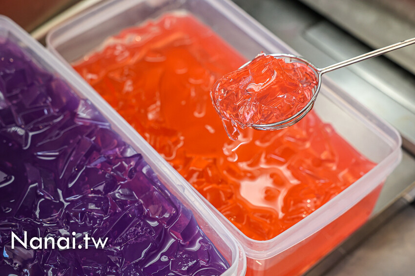 第一市場藏著超美易開罐手搖飲，多達60種手作飲料，整杯超澎湃，喝的到滿滿果肉，超夢幻又好喝，茶麋TIMUSU