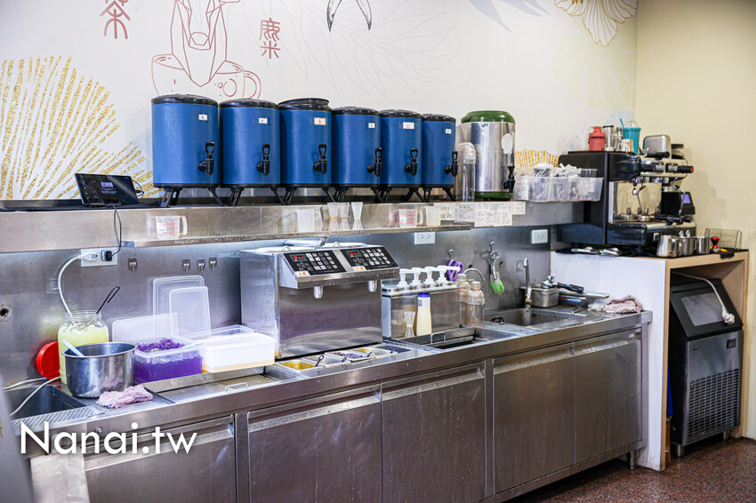 第一市場藏著超美易開罐手搖飲，多達60種手作飲料，整杯超澎湃，喝的到滿滿果肉，超夢幻又好喝，茶麋TIMUSU