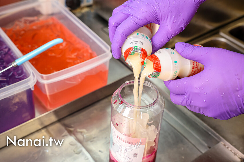 第一市場藏著超美易開罐手搖飲，多達60種手作飲料，整杯超澎湃，喝的到滿滿果肉，超夢幻又好喝，茶麋TIMUSU