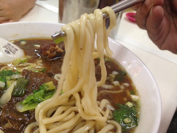 大牛牛肉麵：<小吃>大牛牛肉麵-紅燒湯頭大碗滿意~撐破肚皮也要吃