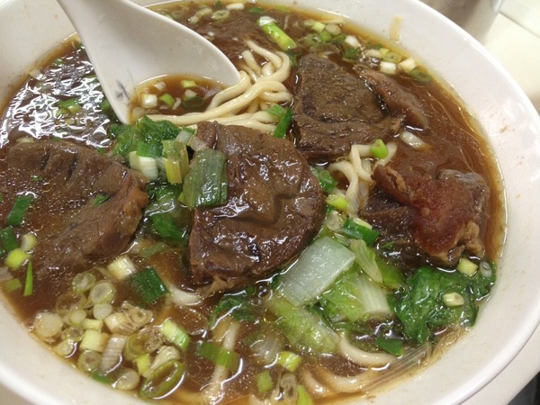 大牛牛肉麵：<小吃>大牛牛肉麵-紅燒湯頭大碗滿意~撐破肚皮也要吃