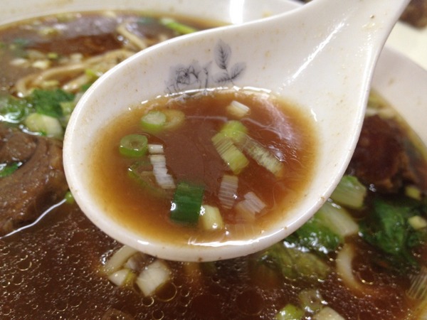 大牛牛肉麵：<小吃>大牛牛肉麵-紅燒湯頭大碗滿意~撐破肚皮也要吃