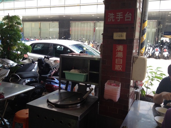 大牛牛肉麵：<小吃>大牛牛肉麵-紅燒湯頭大碗滿意~撐破肚皮也要吃