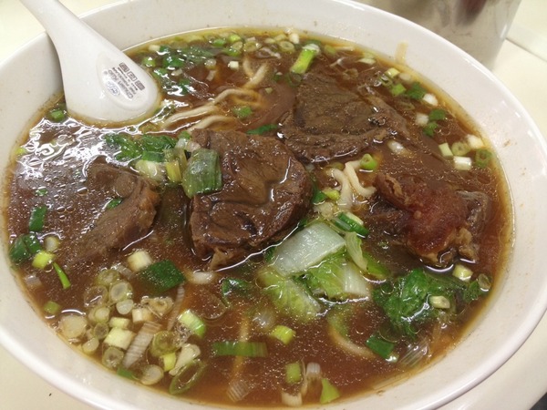 大牛牛肉麵：<小吃>大牛牛肉麵-紅燒湯頭大碗滿意~撐破肚皮也要吃