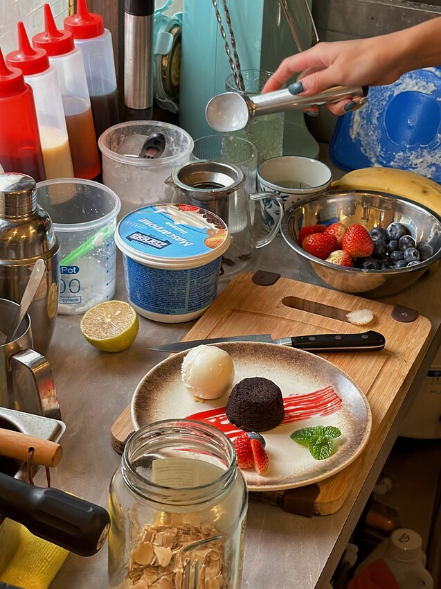 [台南中西區] 木梯喫茶店｜昭和風老宅咖啡廳｜必點法式甜薄餅、私房甜點｜台南超隱密老宅咖啡廳｜一週營業4天｜內附完整菜單 - 萍姐愛分享