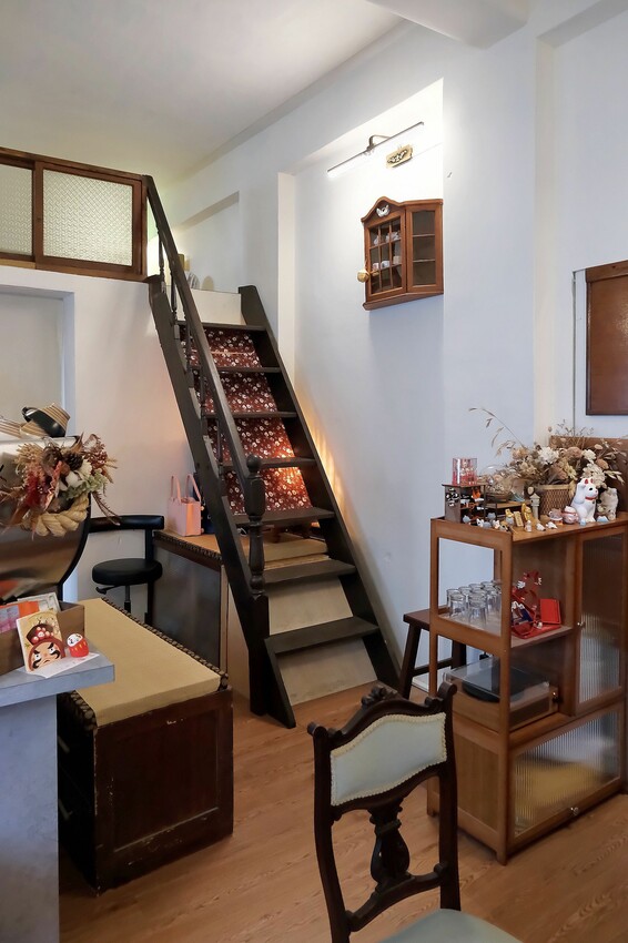 [台南中西區] 木梯喫茶店｜昭和風老宅咖啡廳｜必點法式甜薄餅、私房甜點｜台南超隱密老宅咖啡廳｜一週營業4天｜內附完整菜單 - 萍姐愛分享
