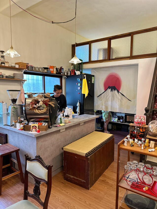 [台南中西區] 木梯喫茶店｜昭和風老宅咖啡廳｜必點法式甜薄餅、私房甜點｜台南超隱密老宅咖啡廳｜一週營業4天｜內附完整菜單 - 萍姐愛分享