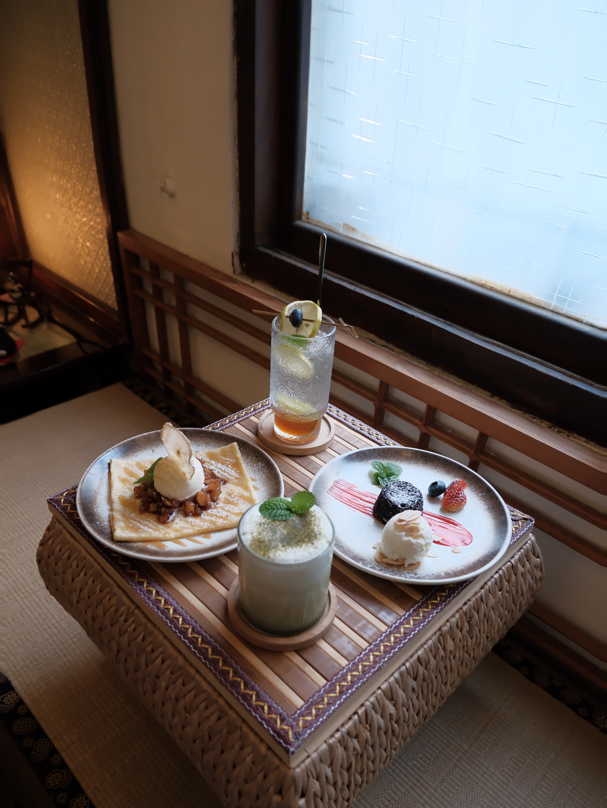 [台南中西區] 木梯喫茶店｜昭和風老宅咖啡廳｜必點法式甜薄餅、私房甜點｜台南超隱密老宅咖啡廳｜一週營業4天｜內附完整菜單 - 萍姐愛分享