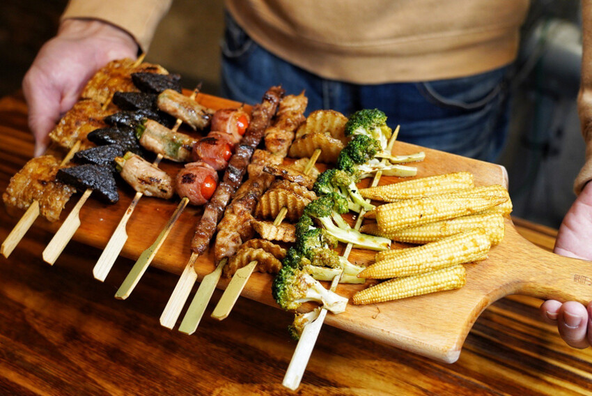 微醺串燒站｜隱藏巷弄平價居酒屋！炭火串燒25元起．基隆美食推薦 @艾瑪  吃喝玩樂札記