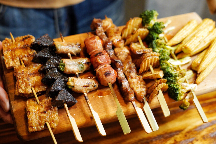 微醺串燒站｜隱藏巷弄平價居酒屋！炭火串燒25元起．基隆美食推薦 @艾瑪  吃喝玩樂札記