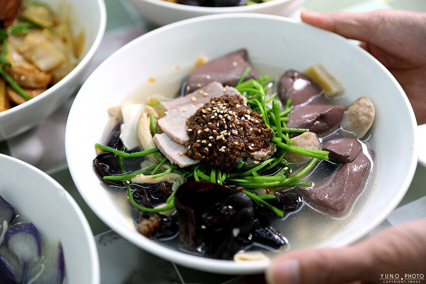 任選6樣只要百元 天天吃也不傷荷包的銅板價滷味!店內還有免費雞白湯讓你喝到飽 隱身巷弄的高CP值小吃|貳