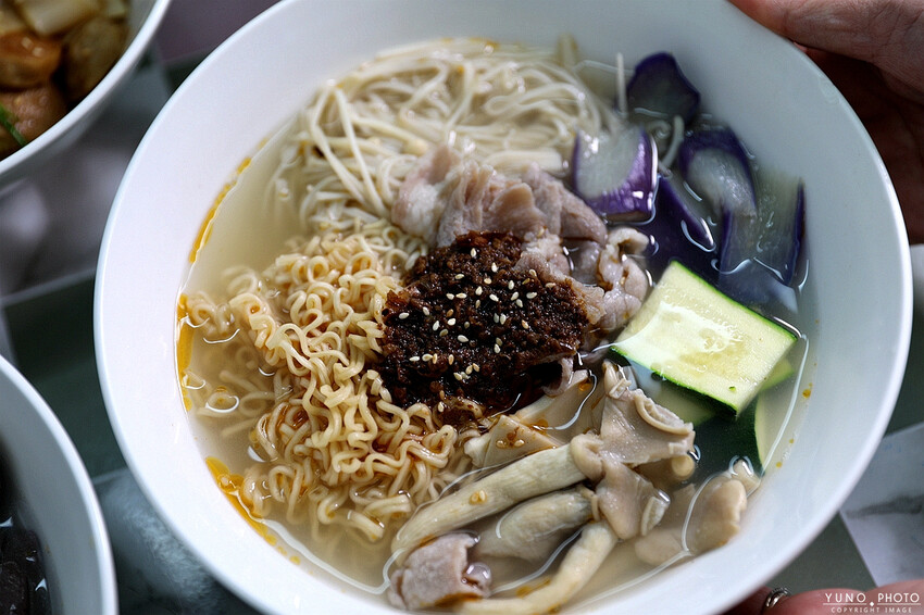 任選6樣只要百元 天天吃也不傷荷包的銅板價滷味!店內還有免費雞白湯讓你喝到飽 隱身巷弄的高CP值小吃|貳