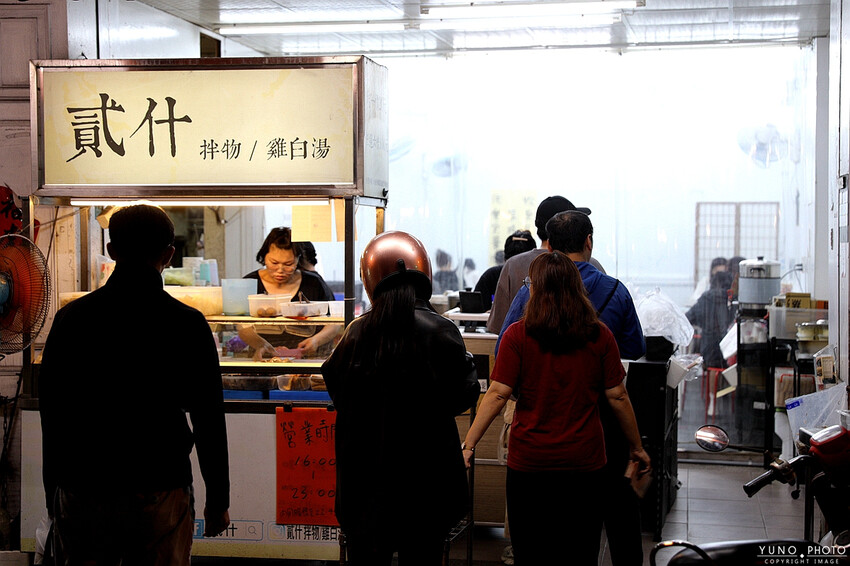 任選6樣只要百元 天天吃也不傷荷包的銅板價滷味!店內還有免費雞白湯讓你喝到飽 隱身巷弄的高CP值小吃|貳