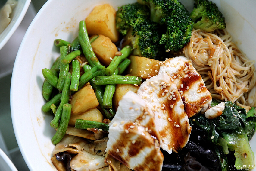 任選6樣只要百元 天天吃也不傷荷包的銅板價滷味!店內還有免費雞白湯讓你喝到飽 隱身巷弄的高CP值小吃|貳