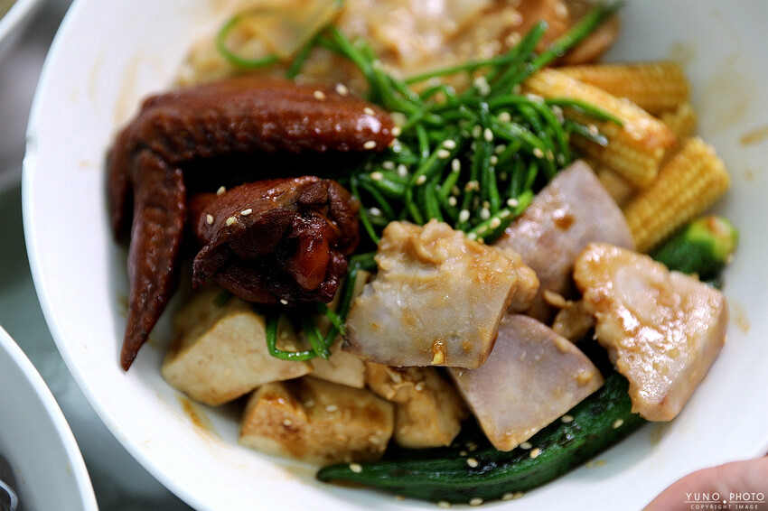 任選6樣只要百元 天天吃也不傷荷包的銅板價滷味!店內還有免費雞白湯讓你喝到飽 隱身巷弄的高CP值小吃|貳