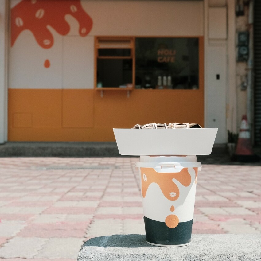 【台南 中西區】耀眼黃色系外帶咖啡Holi Cafe 咖啡店居然也有小米阿粕