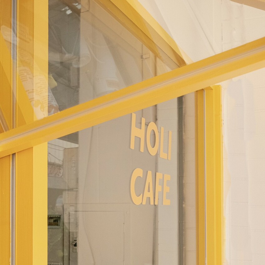 【台南 中西區】耀眼黃色系外帶咖啡Holi Cafe 咖啡店居然也有小米阿粕