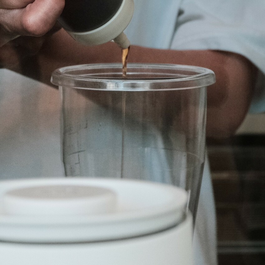 【台南 中西區】耀眼黃色系外帶咖啡Holi Cafe 咖啡店居然也有小米阿粕