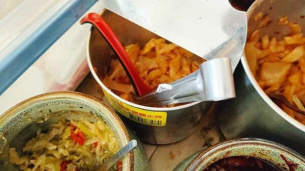 還沒有開店門口就已經出現大批的排隊人潮啦！評價高達４.６顆星，高到天花板的爆高ＣＰ值高評價小吃店，價