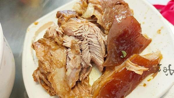 還沒有開店門口就已經出現大批的排隊人潮啦！評價高達４.６顆星，高到天花板的爆高ＣＰ值高評價小吃店，價