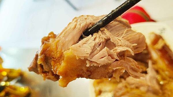 還沒有開店門口就已經出現大批的排隊人潮啦！評價高達４.６顆星，高到天花板的爆高ＣＰ值高評價小吃店，價