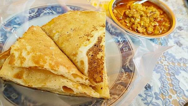 還沒有開店門口就已經出現大批的排隊人潮啦！評價高達４.６顆星，高到天花板的爆高ＣＰ值高評價小吃店，價