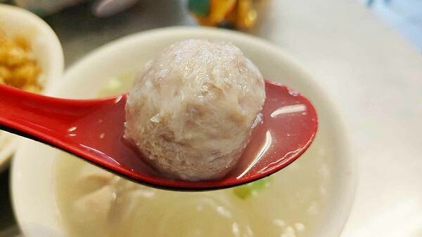 還沒有開店門口就已經出現大批的排隊人潮啦！評價高達４.６顆星，高到天花板的爆高ＣＰ值高評價小吃店，價