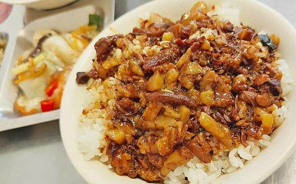 還沒有開店門口就已經出現大批的排隊人潮啦！評價高達４.６顆星，高到天花板的爆高ＣＰ值高評價小吃店，價