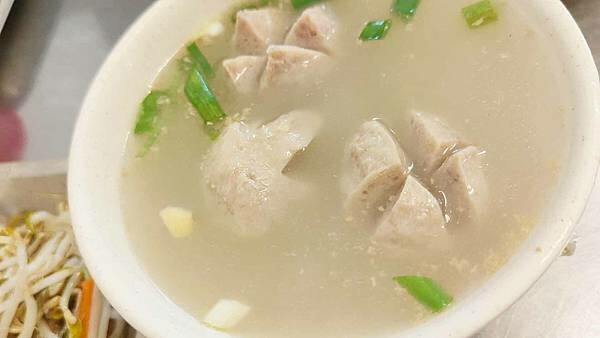 還沒有開店門口就已經出現大批的排隊人潮啦！評價高達４.６顆星，高到天花板的爆高ＣＰ值高評價小吃店，價