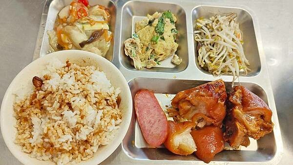 還沒有開店門口就已經出現大批的排隊人潮啦！評價高達４.６顆星，高到天花板的爆高ＣＰ值高評價小吃店，價