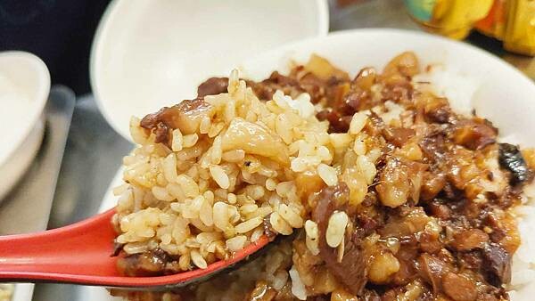 還沒有開店門口就已經出現大批的排隊人潮啦！評價高達４.６顆星，高到天花板的爆高ＣＰ值高評價小吃店，價