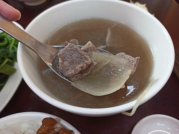 喝牛肉湯送肉燥飯，原來在市區裏面也吃的到！【牛噸牛肉湯】簡單的家庭小食！