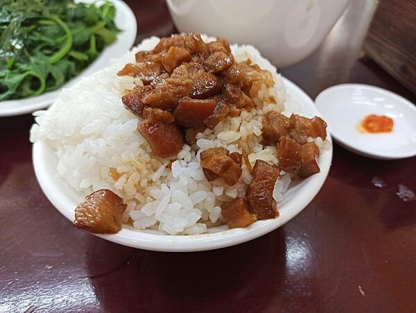 喝牛肉湯送肉燥飯，原來在市區裏面也吃的到！【牛噸牛肉湯】簡單的家庭小食！