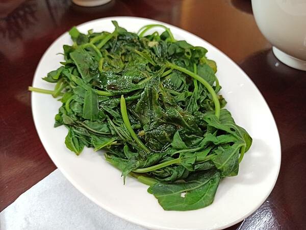 喝牛肉湯送肉燥飯，原來在市區裏面也吃的到！【牛噸牛肉湯】簡單的家庭小食！