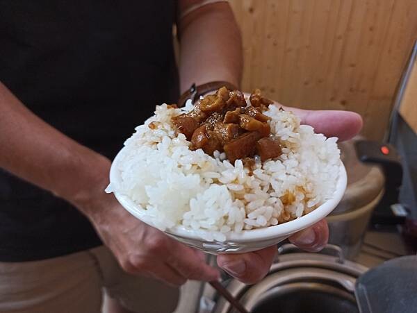 喝牛肉湯送肉燥飯，原來在市區裏面也吃的到！【牛噸牛肉湯】簡單的家庭小食！